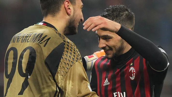 MILAN, ITALY - JANUARY 12:  Gianluigi Donnarumma of AC Milan embraces his team mates Mattia De Sciglio at the end of the TIM Cup match between AC Milan and AC Torino at Giuseppe Meazza Stadium on January 12, 2017 in Milan, Italy.  (Photo by Marco Luzzani/Getty Images)