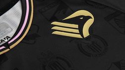 FOTO Palermo, maglia nera e oro con loghi storici: il nuovo special kit (Gallery)