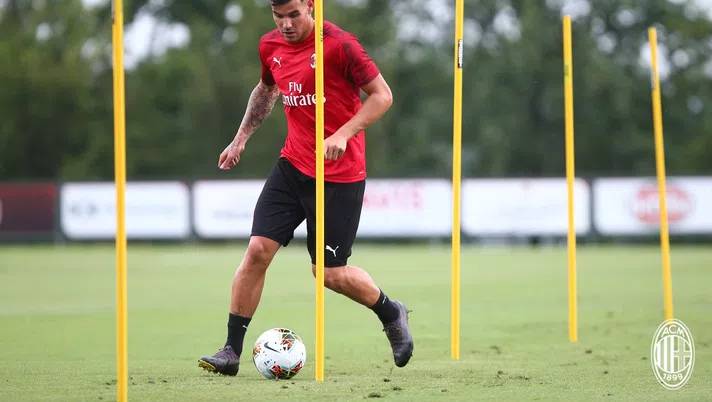 Theo Hernández, terzino del Milan, in allenamento a Milanello (credits: acmilan.com)