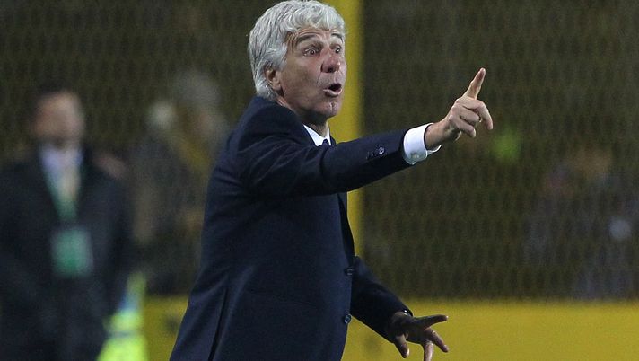 BERGAMO, ITALY - OCTOBER 25: Atalanta BC coach Gian Piero Gasperini issues instructions to his players during the Serie A match between Atalanta BC and Hellas Verona FC at Stadio Atleti Azzurri d'Italia on October 25, 2017 in Bergamo, Italy. (Photo by Marco Luzzani/Getty Images) BERGAMO, ITALY - OCTOBER 25: Atalanta BC coach Gian Piero Gasperini issues instructions to his players during the Serie A match between Atalanta BC and Hellas Verona FC at Stadio Atleti Azzurri d'Italia on October 25, 2017 in Bergamo, Italy. (Photo by Marco Luzzani/Getty Images)