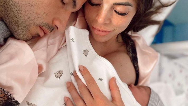 Stefano Sensi è diventato papà, la prima tenera immagine insieme a Giulia e alla piccola  Stefano Sensi è diventato papà, la prima tenera immagine insieme a Giulia e alla piccola - immagine 1