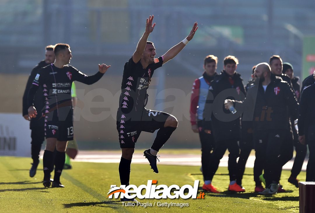  PADOVA, ITALY - DECEMBER 08:  Federico Bonazzoli of Padova celebrates after scoring the opening goal during the Serie B match between Padova and US Citta di Palermo t Stadio Euganeo on December 8, 2018 in Padova, Italy.  (Photo by Tullio M. Puglia/Getty Images) *** Local Caption *** Federico Bonazzoli 