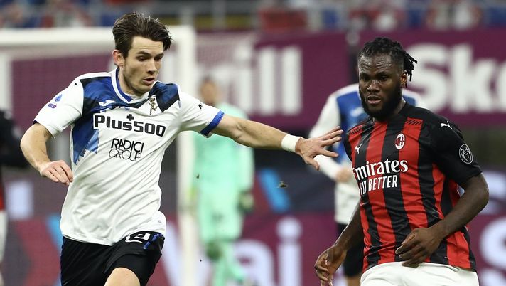 Franck Kessié (centrocampista AC Milan) contro Marten de Roon in Milan-Atalanta 0-3 (Serie A 2020-2021) | News (Getty Images)