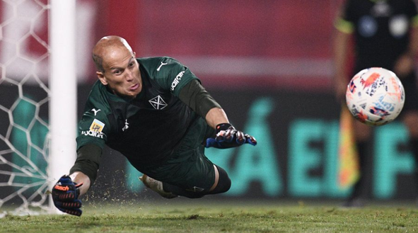 Independiente, dopo il Covid gli cadono tutti i capelli: il portiere Sebastian Sosa si tatua un leone- immagine 2