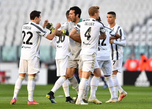 TURIN, ITALY - APRIL 07: Gianluigi Buffon of Juventus interacts with team mate Federico Chiesa as the Juventus team gather prior to the Serie A match between Juventus and Napoli at Allianz Stadium on April 07, 2021 in Turin, Italy. Sporting stadiums around Italy remain under strict restrictions due to the Coronavirus Pandemic as Government social distancing laws prohibit fans inside venues resulting in games being played behind closed doors. (Photo by Valerio Pennicino/Getty Images) TURIN, ITALY - APRIL 07: Gianluigi Buffon of Juventus interacts with team mate Federico Chiesa as the Juventus team gather prior to the Serie A match between Juventus and Napoli at Allianz Stadium on April 07, 2021 in Turin, Italy. Sporting stadiums around Italy remain under strict restrictions due to the Coronavirus Pandemic as Government social distancing laws prohibit fans inside venues resulting in games being played behind closed doors. (Photo by Valerio Pennicino/Getty Images)
