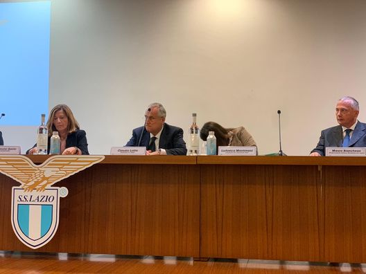 Il presidente Lotito presente alla conferenza stampa per il progetto "Calcio-Educazione-Cultura" Il presidente Lotito presente alla conferenza stampa per il progetto "Calcio-Educazione-Cultura"