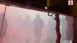 VIDEO Napoli-Eintracht, furia incontrollabile: paura in un bar del centro