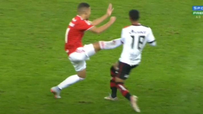 Pedro Henrique non cambia: dal calcio in faccia al calcio al petto, un altro rosso per Karate Kid! 