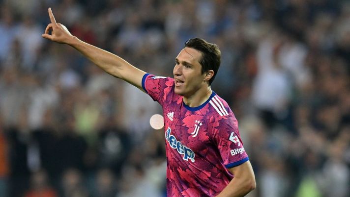 UDINE, ITALY - JUNE 04: Federico Chiesa of Juventus celebrates after scoring the opening goal during the Serie A match between Udinese Calcio and Juventus at Dacia Arena on June 04, 2023 in Udine, Italy. (Photo by Alessandro Sabattini/Getty Images) Chiesa: “Quest’anno è stata dura dopo l’infortunio. Futuro? Penso solo alla Juve” - immagine 1