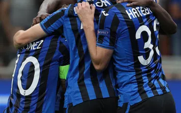  MILAN, ITALY - OCTOBER 01: Duvan Zapata of Atalanta BC celebrates with his team-mates after scoring the opening goal during the UEFA Champions League group C match between Atalanta and Shakhtar Donetsk at Stadio Giuseppe Meazza on October 1, 2019 in Milan, Italy. (Photo by Emilio Andreoli/Getty Images)