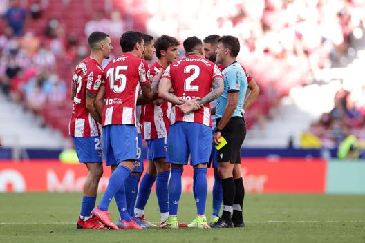 MADRID, SPAIN - SEPTEMBER 18: Joao Felix (4thL) of Atletico de Madrid protests with his teammates Jose Maria Gimenez (3dR), Yannick Carrasco (2ndR) Luis Suarez (3dL), Stefan Savic (2ndL) and Mario Hermoso (L) to refee Gil Manzano during the La Liga Santander match between Club Atletico de Madrid and Athletic Club at Estadio Wanda Metropolitano on September 18, 2021 in Madrid, Spain. (Photo by Gonzalo Arroyo Moreno/Getty Images) Simeone: “Se qui qualcuno sbaglia, sono io. Felix? Non possiamo essere d’accordo su tutto”- immagine 2