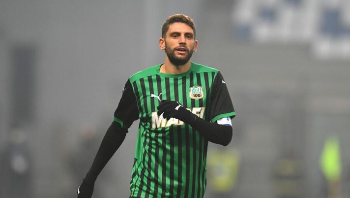 REGGIO NELL'EMILIA, ITALY - NOVEMBER 28: Domenico Berardi of US Sassuolo looks on during the Serie A match between US Sassuolo and FC Internazionale at Mapei Stadium - Città del Tricolore on November 28, 2020 in Reggio nell'Emilia, Italy. (Photo by Alessandro Sabattini/Getty Images) Cagliari-Sassuolo, Gazzetta: “C’è la scelta su Berardi! E Sottil ha perso il posto” - immagine 1