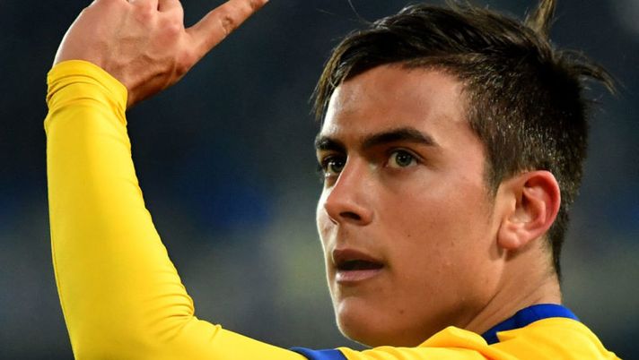 Juventus's forward from Argentina Paulo Dybala celebrates after scoring a goal during the Italian Serie A football match Verona vs Juventus on December 30, 2017 at Marcantonio Bentegodi stadium in Verona. / AFP PHOTO / ALBERTO PIZZOLI (Photo credit should read ALBERTO PIZZOLI/AFP/Getty Images) Juve, almeno un cambio per reparto con la Sampdoria: pronto Dybala - immagine 1