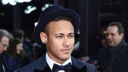 VIDEO / Neymar gioca con un gruppo di ragazzi e sfodera una lambretta da impazzire