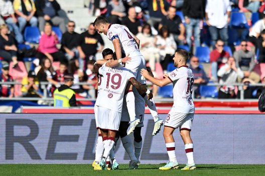 BOLOGNA, ITALY - NOVEMBER 06: Sasa Lukic of Torino FC celebrates after scoring the opening goal during the Serie A match between Bologna FC and Torino FC at Stadio Renato Dall'Ara on November 06, 2022 in Bologna, Italy. (Photo by Alessandro Sabattini/Getty Images)