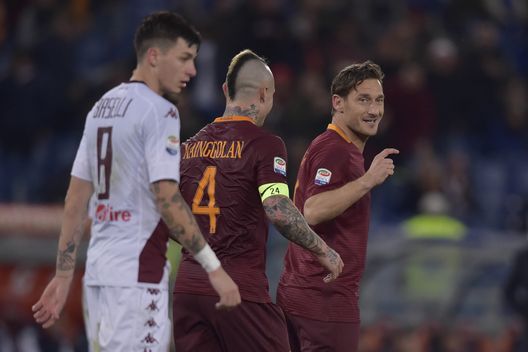 ROME, ITALY - FEBRUARY 19: Radja Nainggolan of AS Roma celebrates with Francesco Totti after scoring a goal during the Serie A match between AS Roma and FC Torino at Stadio Olimpico on February 19, 2017 in Rome, Italy. (Photo by Luciano Rossi/AS Roma via Getty Images) ROME, ITALY - FEBRUARY 19: Radja Nainggolan of AS Roma celebrates with Francesco Totti after scoring a goal during the Serie A match between AS Roma and FC Torino at Stadio Olimpico on February 19, 2017 in Rome, Italy. (Photo by Luciano Rossi/AS Roma via Getty Images)