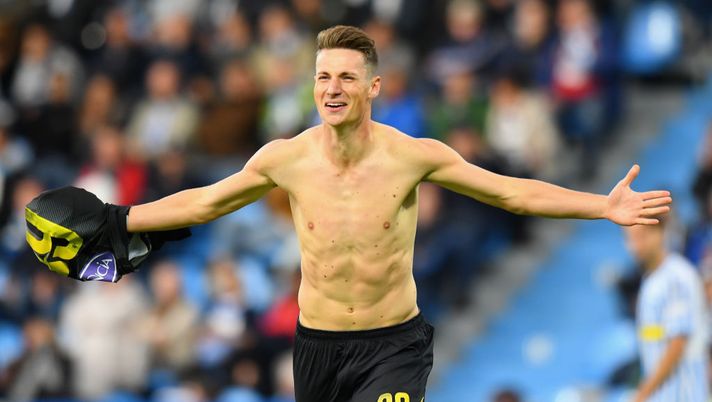 FERRARA, ITALY - OCTOBER 28:  Andrea Pinamonti of Frosinone Calcio celebrates after scoring his team third goal during the Serie A match between SPAL and Frosinone Calcio at Stadio Paolo Mazza on October 28, 2018 in Ferrara, Italy.  (Photo by Alessandro Sabattini/Getty Images)  FERRARA, ITALY - OCTOBER 28:  Andrea Pinamonti of Frosinone Calcio celebrates after scoring his team third goal during the Serie A match between SPAL and Frosinone Calcio at Stadio Paolo Mazza on October 28, 2018 in Ferrara, Italy.  (Photo by Alessandro Sabattini/Getty Images)