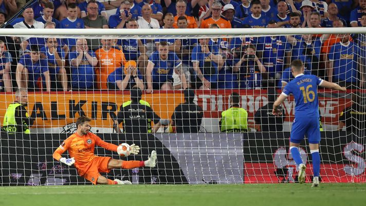 SEVILLE, SPAIN - MAY 18: Kevin Trapp of Eintracht Frankfurt saves the fourth penalty from Aaron Ramsey of Rangers in the penalty shoot out during the UEFA Europa League final match between Eintracht Frankfurt and Rangers FC at Estadio Ramon Sanchez Pizjuan on May 18, 2022 in Seville, Spain. (Photo by Alex Grimm/Getty Images) Il giovane Ramsey sui social tra amori e dolori : no ai ragni, ma sì ai…trattori - immagine 1