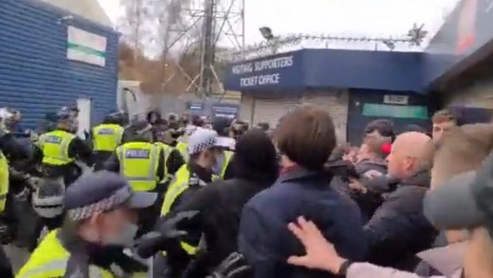 Derby sud di Londra, scontri ai cancelli e fumogeni in campo: tifosi Crystal Palace “Che divertimento”… Derby sud di Londra, scontri ai cancelli e fumogeni in campo: tifosi Crystal Palace “Che divertimento”… - immagine 1