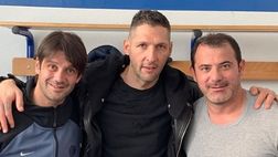 Inter, che trio. Abbraccio da Triplete tra Materazzi, Stankovic e Chivu: “Gipsy reunion”
