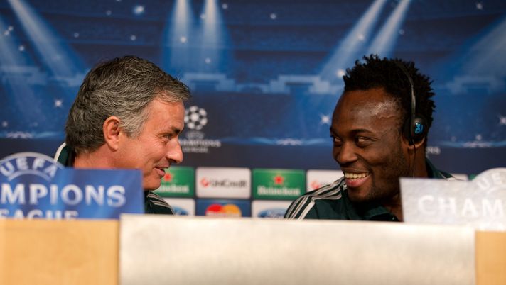 MADRID, SPAIN - FEBRUARY 12: Head coach Jose Mourinho (L) of Real Madrid chats with his player Michael Essien during a press conference ahead of the UEFA Champions League match between Real Madrid CF and Manchester United at the Valdebebas training ground on February 12, 2013 in Madrid, Spain. (Photo by Jasper Juinen/Getty Images) Il cuore d’oro di Mou: “Nel 2012 quasi nessuno del Real è andato ai 30 anni di Essien e Josè gli ha detto…” - immagine 1