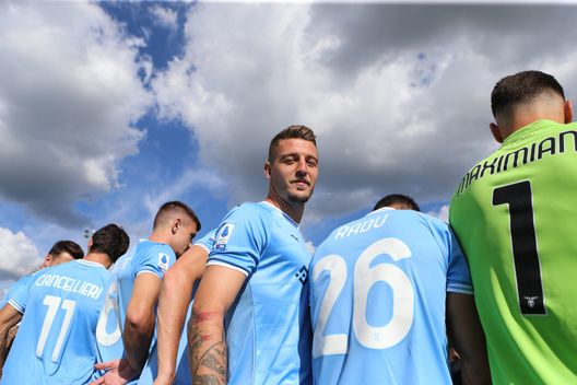 ROME, ITALY - OCTOBER 04: SS Lazio player Sergej Milinkovic Savic looks on during the SS Lazio official team photo at Formello sport centre on October 4, 2022 in Rome, Italy. (Photo by Paolo Bruno/Getty Images) Sarri, ecco la Lazio dei fedelissimi: un ex nel mezzo e occhio al tridente- immagine 2