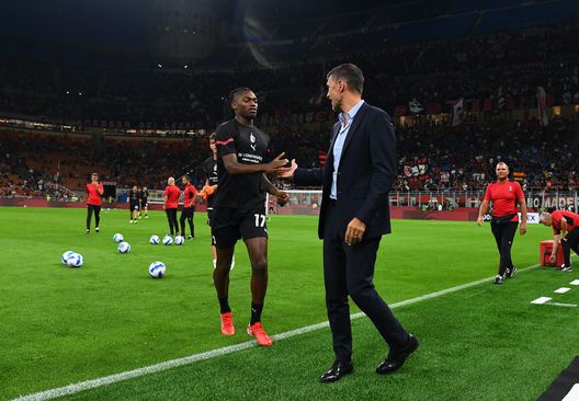 Rafael Leao (attaccante AC Milan) con il direttore tecnico Paolo Maldini durante il riscaldamento di una partita a 'San Siro' | Milan News (Getty Images)