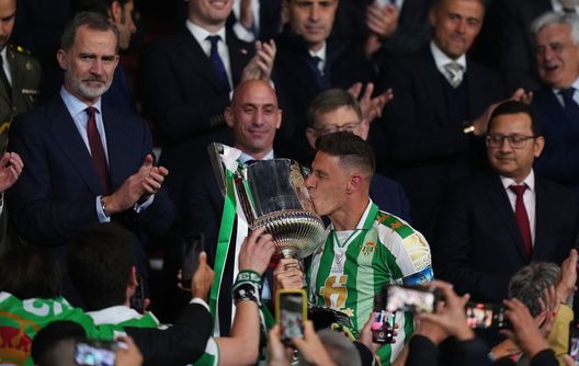 SEVILLE, SPAIN - APRIL 23: Joaquin of Real Betis kisses the Copa del Rey trophy as Felipe VI of Spain looks on after the Copa del Rey final match between Real Betis and Valencia CF at Estadio La Cartuja on April 23, 2022 in Seville, Spain. (Photo by Angel Martinez/Getty Images) Infinito Joaquin. L’eroe del 4-2 rinnova col Betis per un’altra stagione- immagine 2
