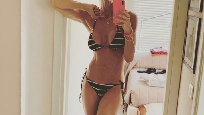 La moglie di Costacurta sfoggia un fisico mozzafiato: Martina in versione Miss Italia 