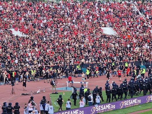 Il Levski sconfigge nel derby Pardew e Berbatov: i rivali tentano di invadere il campo- immagine 3