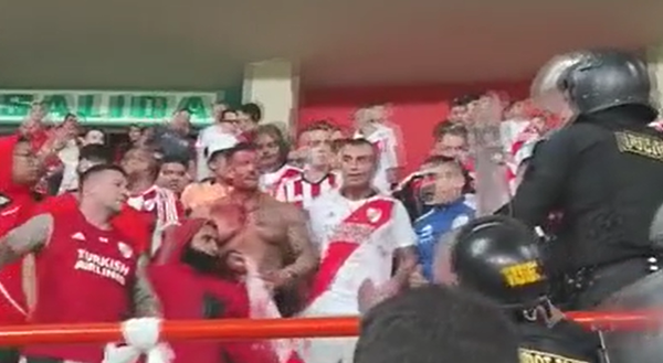 Battaglia campale a Lima, gravi incidenti sugli spalti tra gli ultras del River Plate e la polizia- immagine 2