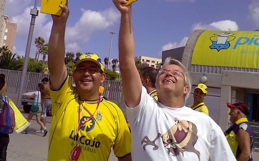 I tifosi Las Palmas dopo una recente vittoria nel derby I tifosi Las Palmas dopo una recente vittoria nel derby