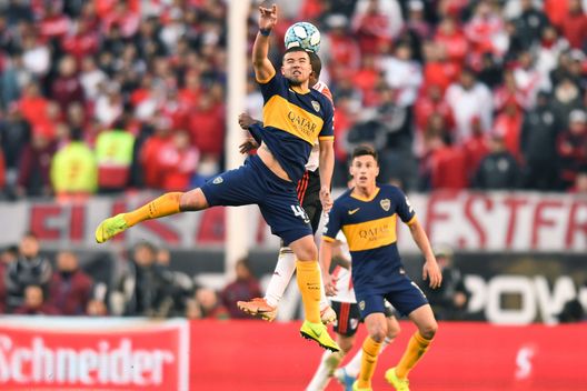  BUENOS AIRES, ARGENTINA - SEPTEMBER 01: Marcelo Weigandt of Boca Juniors fights for the ball with Nicolas De La Cruz of River Plate during a match between River Plate and Boca Juniors as part of Superliga 2019/20 at Estadio Monumental Antonio Vespucio Liberti on September 1, 2019 in Buenos Aires, Argentina. (Photo by Amilcar Orfali/Getty Images) 