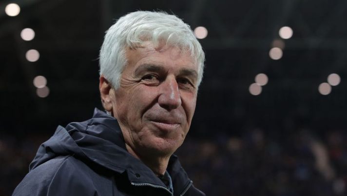 BERGAMO, ITALY - NOVEMBER 05: Atalanta BC coach Gian Piero Gasperini looks on during the Serie A match between Atalanta BC and SSC Napoli at Gewiss Stadium on November 05, 2022 in Bergamo, Italy. (Photo by Emilio Andreoli/Getty Images)  Gasperini: “Scudetto o giovani? La società chiarisca! De Roon, Gosens e Musso…” - immagine 1