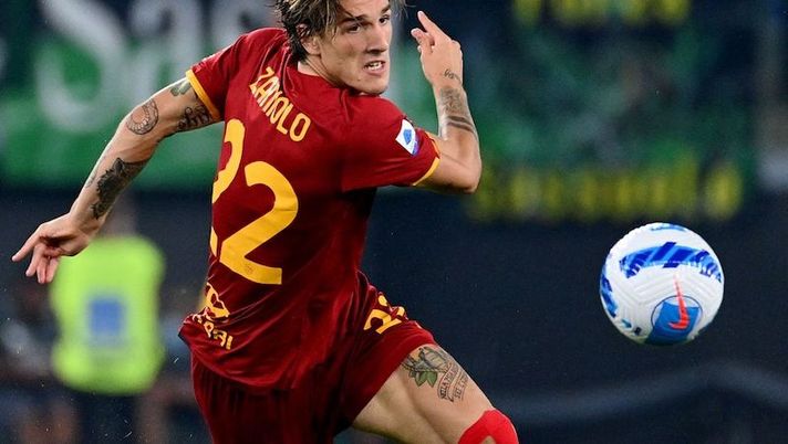 Roma's Italy's midfielder Nicolo Zaniolo (C) eyes the ball during the Italian Serie A football match between AS Roma and Sassuolo at the Olympic stadium in Rome on September 12, 2021. (Photo by Vincenzo PINTO / AFP) (Photo by VINCENZO PINTO/AFP via Getty Images) Roma, Zaniolo e il lieve fastidio al flessore: le sensazioni verso la Juventus - immagine 1