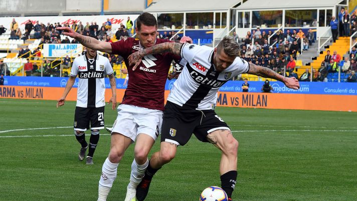 Parma-Torino, Belotti contende la sfera a Kucka 