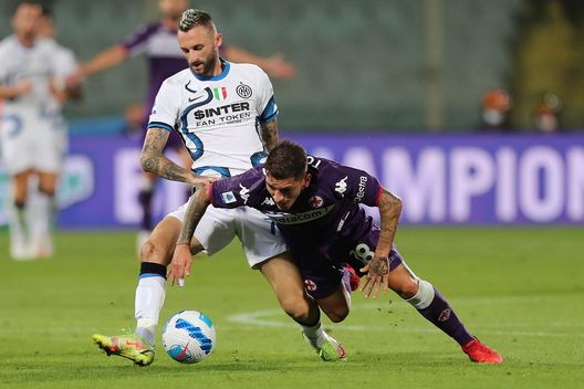 FLORENCE, ITALY - SEPTEMBER 21: Lucas Torreira of ACF Fiorentina battles for the ball with Marcelo Brozovic of FC Internazionale during the Serie A match between ACF Fiorentina v FC Internazionale on September 21 in Florence, Italy. (Photo by Gabriele Maltinti/Getty Images) FLORENCE, ITALY - SEPTEMBER 21: Lucas Torreira of ACF Fiorentina battles for the ball with Marcelo Brozovic of FC Internazionale during the Serie A match between ACF Fiorentina v FC Internazionale on September 21 in Florence, Italy. (Photo by Gabriele Maltinti/Getty Images)