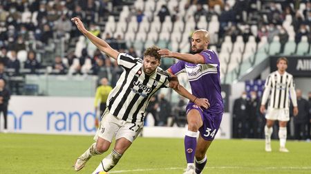 TURIN, ITALY - NOVEMBER 06: Manuel Locatelli of Juventus fights for the ball with Sofyan Amrabat of ACF Fiorentina during the Serie A match between Juventus FC and ACF Fiorentina at Allianz Stadium on November 06, 2021 in Turin, Italy. (Photo by Filippo Alfero - Juventus FC/Juventus FC via Getty Images) TURIN, ITALY - NOVEMBER 06: Manuel Locatelli of Juventus fights for the ball with Sofyan Amrabat of ACF Fiorentina during the Serie A match between Juventus FC and ACF Fiorentina at Allianz Stadium on November 06, 2021 in Turin, Italy. (Photo by Filippo Alfero - Juventus FC/Juventus FC via Getty Images)