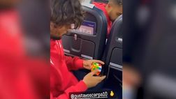 VIDEO / Gioca in Premier e fa il cubo di Rubik in un attimo!