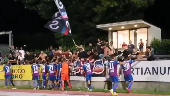 Derby ticinese al Chiasso: sfilata finale dei giocatori sotto la curva 