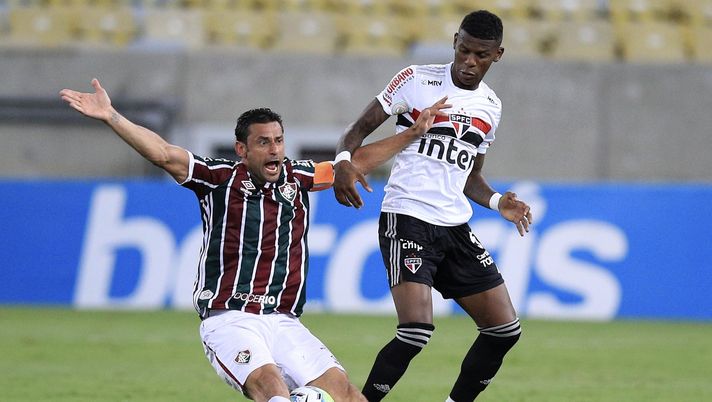 RIO DE JANEIRO, BRAZIL - DECEMBER 26: Fred (L) of Fluminense struggles for the ball with Arboleda of Sao Paulo during a match between Fluminense and Sao Paulo as part of 2020 Brasileirao Series A at Maracana Stadium on December 26, 2020 in Rio de Janeiro, Brazil.  (Photo by Buda Mendes/Getty Images) 