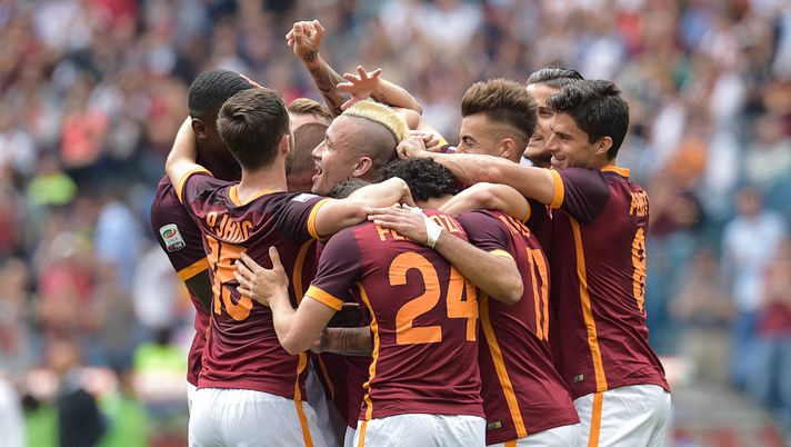 ROME, ITALY - MAY 08:  AS Roma players celebrate after goal scored by Radja Nainggolan during the Serie A match between AS Roma and AC Chievo Verona at Stadio Olimpico on May 8, 2016 in Rome, Italy.  (Photo by Luciano Rossi/AS Roma via Getty Images) 
