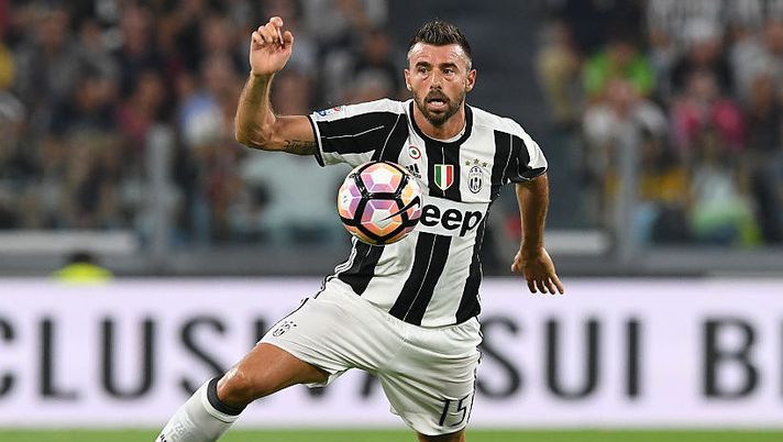 TURIN, ITALY - AUGUST 20: Andrea Barzagli of Juventus FC controls the ball during the Serie A match between Juventus FC and ACF Fiorentina at Juventus Arena on August 20, 2016 in Turin, Italy. (Photo by Valerio Pennicino/Getty Images) Juve, ipotesi formazione: dubbio Bonucci, mediana già decisa. E in attacco… - immagine 1