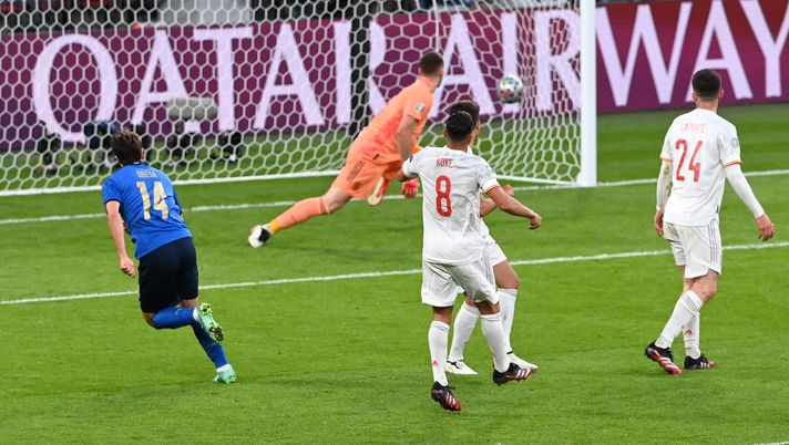 LONDON, ENGLAND - JULY 06: Federico Chiesa of Italy scores their team's first goal during the UEFA Euro 2020 Championship Semi-final match between Italy and Spain at Wembley Stadium on July 06, 2021 in London, England. (Photo by Facundo Arrizabalaga - Pool/Getty Images) LONDON, ENGLAND - JULY 06: Federico Chiesa of Italy scores their team's first goal during the UEFA Euro 2020 Championship Semi-final match between Italy and Spain at Wembley Stadium on July 06, 2021 in London, England. (Photo by Facundo Arrizabalaga - Pool/Getty Images)