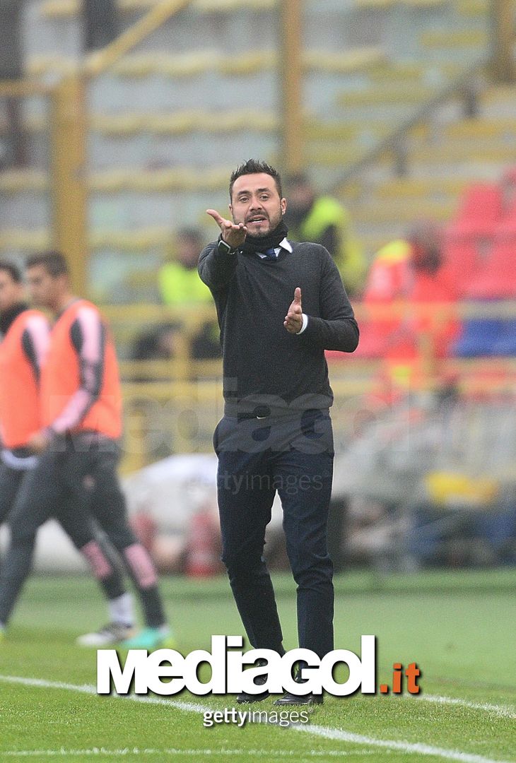  BOLOGNA, ITALY - NOVEMBER 20: Roberto De Zerbi head coach of US Citta di Palermo gestures during the Serie A match between Bologna FC and US Citta di Palermo at Stadio Renato Dall'Ara on November 20, 2016 in Bologna, Italy.  (Photo by Mario Carlini / Iguana Press/Getty Images) 