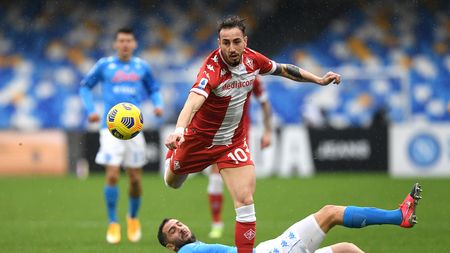 NAPLES, ITALY - JANUARY 17: Gaetano Castrovilli of ACF Fiorentina is challenged by Konstantinos Manolas of S.S.C. Napoli during the Serie A match between SSC Napoli and ACF Fiorentina at Stadio Diego Armando Maradona on January 17, 2021 in Naples, Italy. Sporting stadiums around Italy remain under strict restrictions due to the Coronavirus Pandemic as Government social distancing laws prohibit fans inside venues resulting in games being played behind closed doors. (Photo by Francesco Pecoraro/Getty Images)