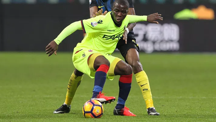 MILAN, ITALY - JANUARY 17:  Geoffrey Kondogbia of FC Internazionale (R) competes for the ball with Godfred Donsah of Bologna FC during the TIM Cup match between FC Internazionale and Bologna FC at Stadio Giuseppe Meazza on January 17, 2017 in Milan, Italy.  (Photo by Marco Luzzani - Inter/Inter via Getty Images)