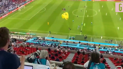 VIDEO Europei 2021, incredibile a Monaco: attivista in campo col paracadute