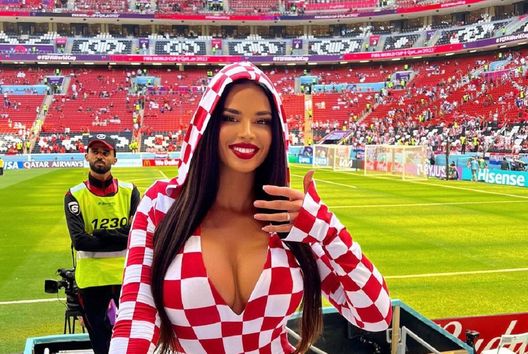 Ivana Knoll fa impazzire i follower: il lato B in spiaggia è da paura- immagine 2