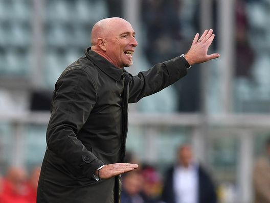TURIN, ITALY - NOVEMBER 19: AC Chievo Verona head coach Rolando Maran issues instructions during the Serie A match between Torino FC and AC Chievo Verona at Stadio Olimpico di Torino on November 19, 2017 in Turin, Italy. (Photo by Valerio Pennicino/Getty Images) TURIN, ITALY - NOVEMBER 19: AC Chievo Verona head coach Rolando Maran issues instructions during the Serie A match between Torino FC and AC Chievo Verona at Stadio Olimpico di Torino on November 19, 2017 in Turin, Italy. (Photo by Valerio Pennicino/Getty Images)